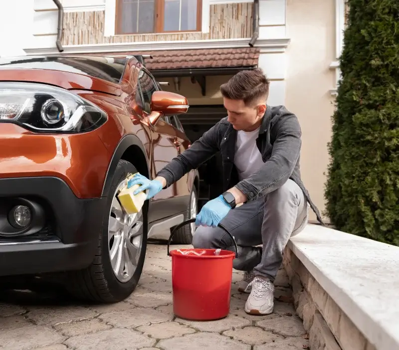 Lavage auto à domicile Bassurels : professionnel intervenant sur un véhicule
